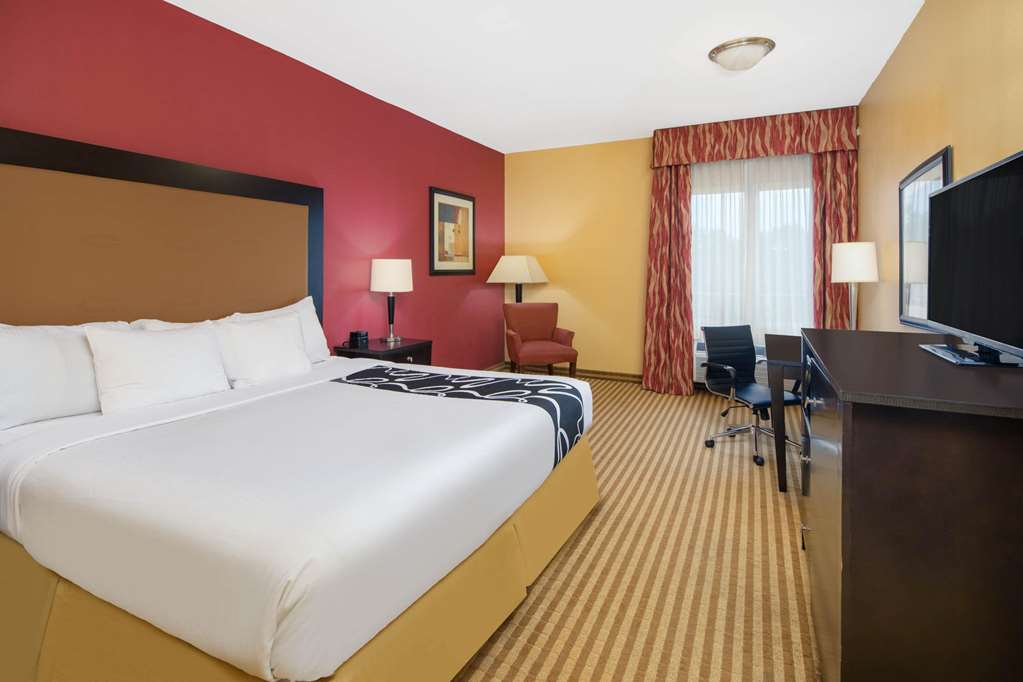 La Quinta Inn & Suites by Wyndham Atlanta Union City - photo 19