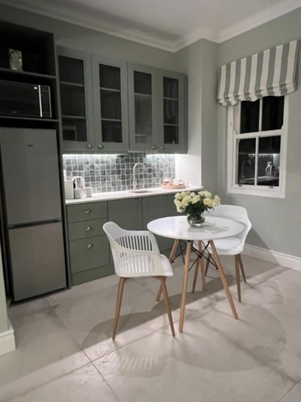 Two on Milner Oak Tree Cottage Stylish Open Plan Guesthouse in Rondebosch