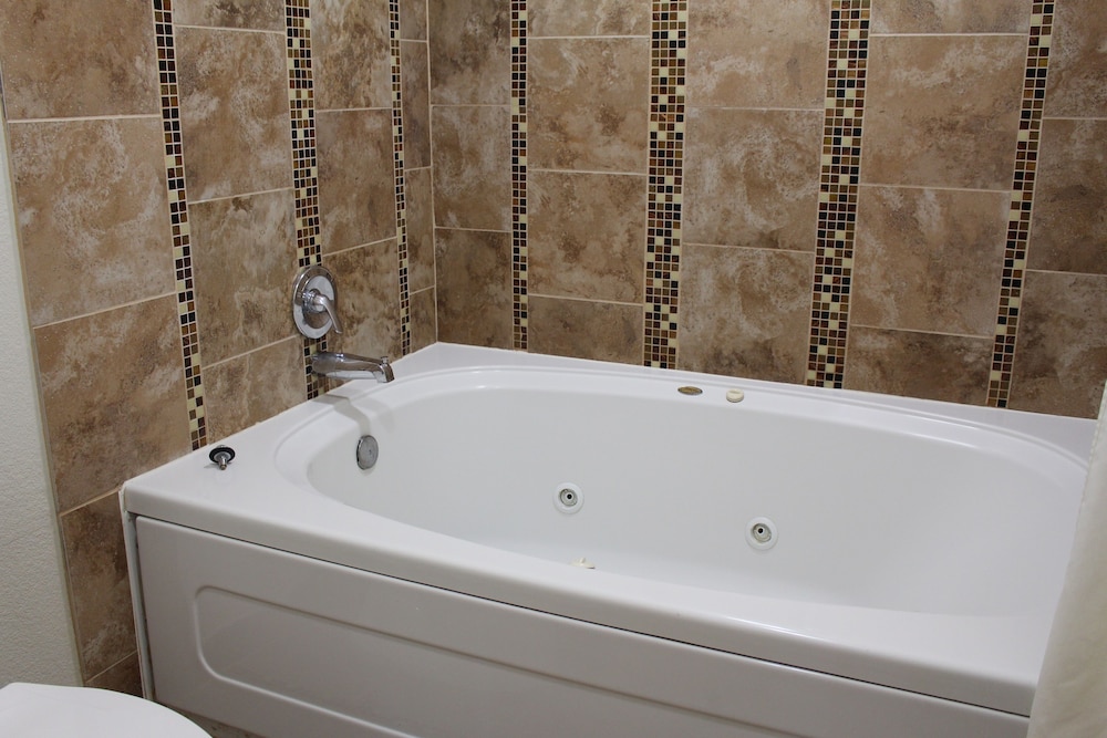 Upper Lake Inn and Suites - photo 15
