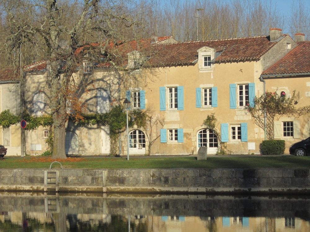L’Etoile du Port in Saint-Jean-D'angely, France