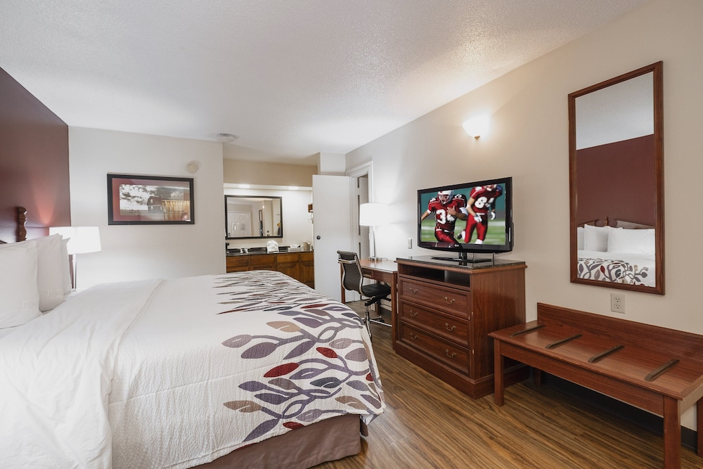 Red Roof Inn & Suites Calhoun - photo 16