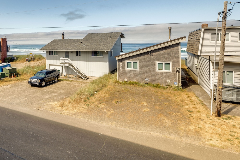 Rockaway Beach Vacation Rental Near Beach Access — 4-Star Luxury Hotel in Rockaway Beach, United States