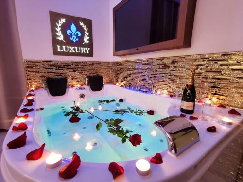 Giglio Luxury Apartment Romantic Jacuzzi — 4-Star Luxury Hotel in Rome, Italy