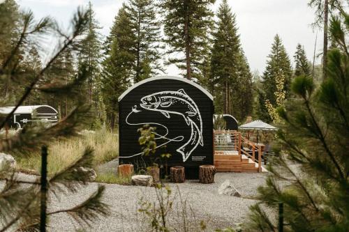 The FISH HAUS A Montana Tiny Cabin Forest Retreat — 4-Star Luxury Hotel in Lakeside, United States