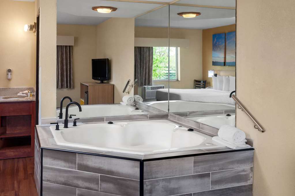 Days Inn by Wyndham Rockford I 90 Casino District - photo 24