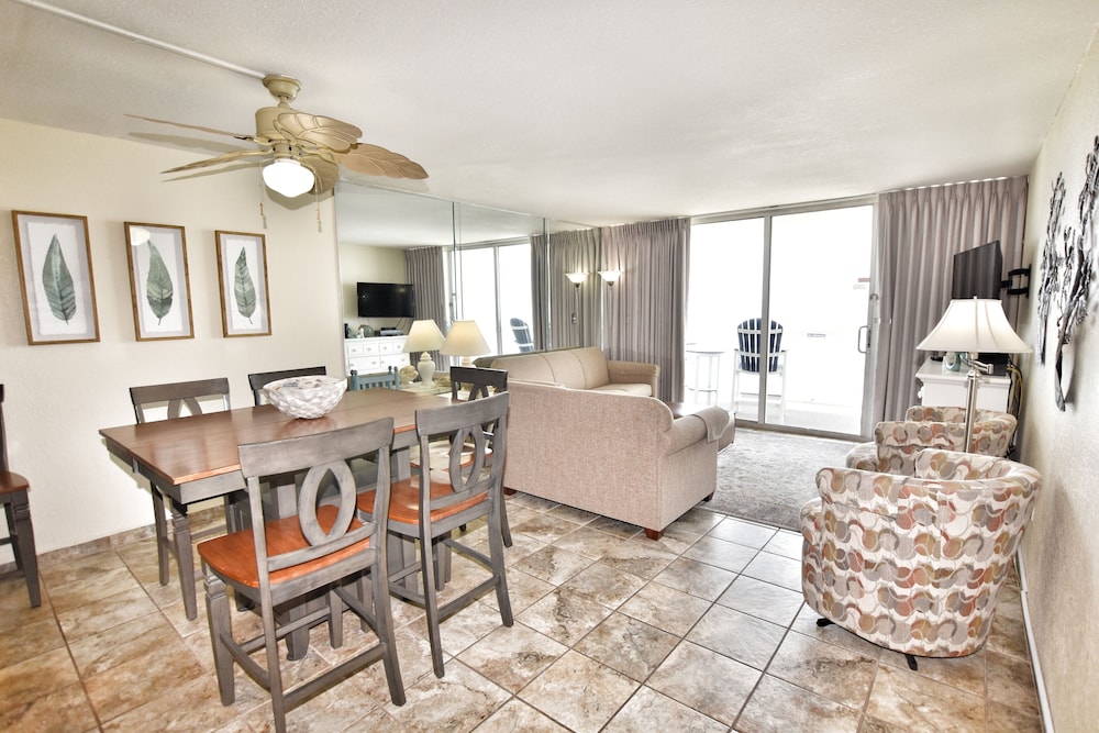 1011 Waters Edge Resort 2 Bedroom Condo by RedAwning in Murrells Inlet, United States