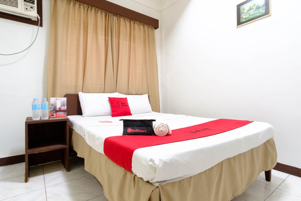 RedDoorz @ Ramos Lacson Street in Bacolod, Philippines