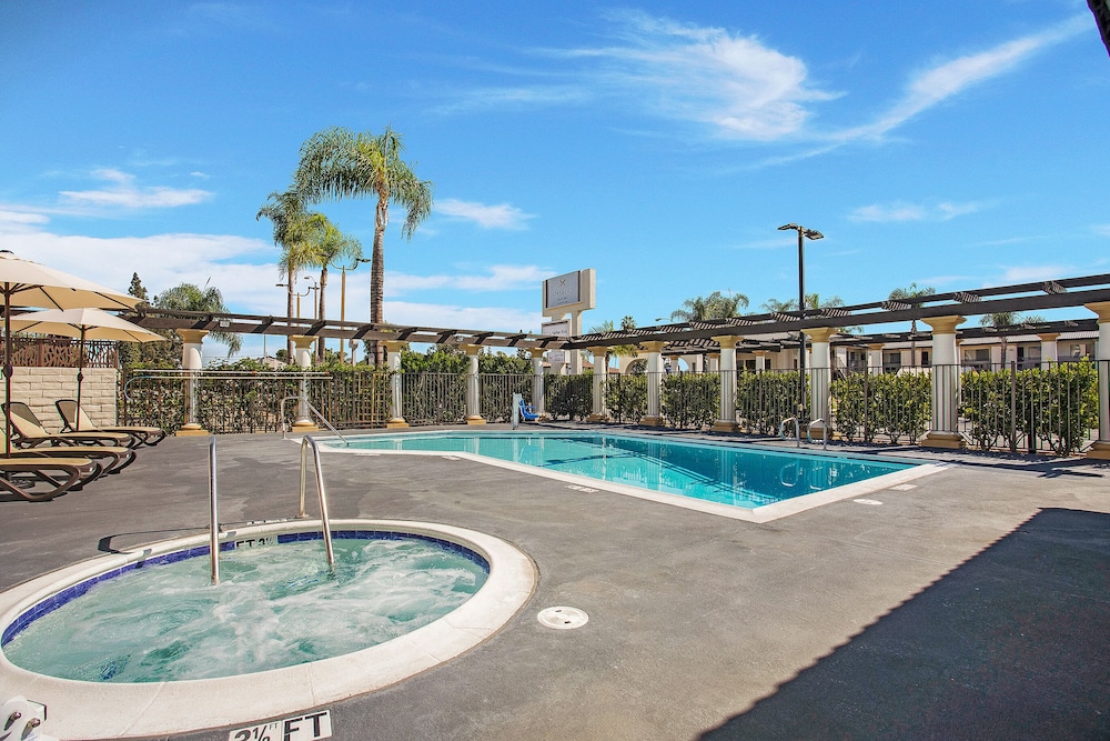 Stanford Inn & Suites Anaheim - photo 27