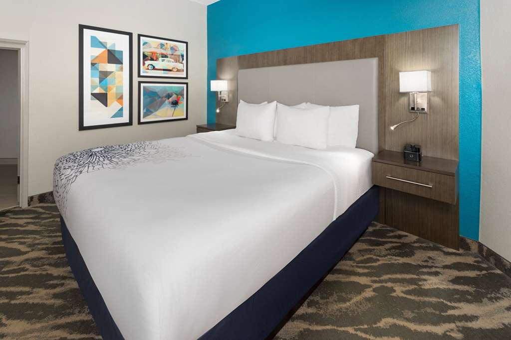 La Quinta Inn & Suites by Wyndham Kokomo - photo 27