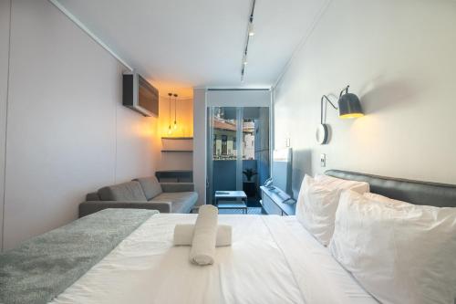 Flamingo 104: Modern Studio Unit with Balcony