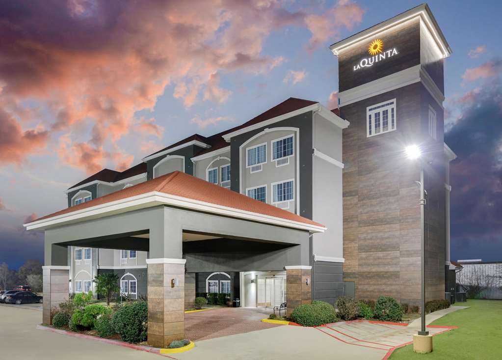 La Quinta Inn & Suites by Wyndham Paris - featured photo