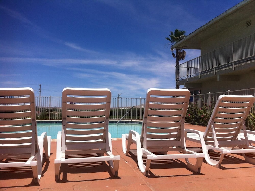 Hilltop Inn & Suites - photo 24