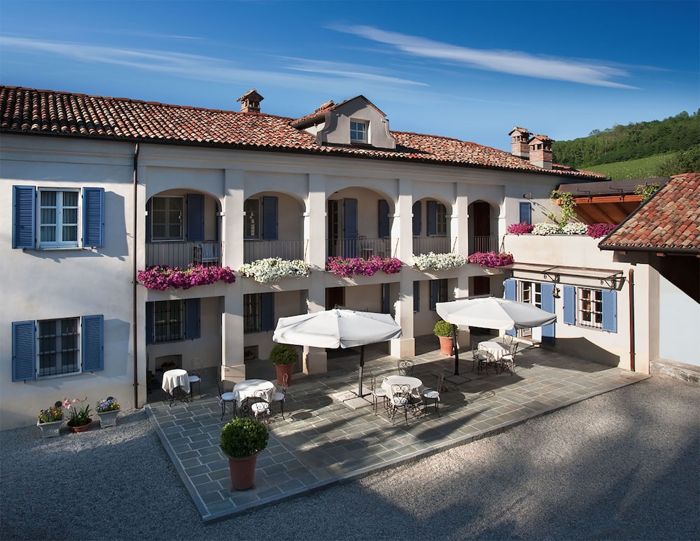 Agriturismo Marcarini — 4-Star Luxury Hotel in Neviglie, Italy