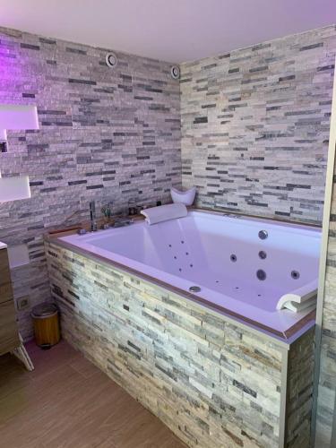 Le Menhir Jacuzzi Lit 200x200 — Le Cendre