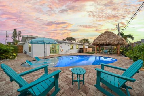 Island Oasis with Heated Pool Private Tiki Bar — hotel in Merritt Island