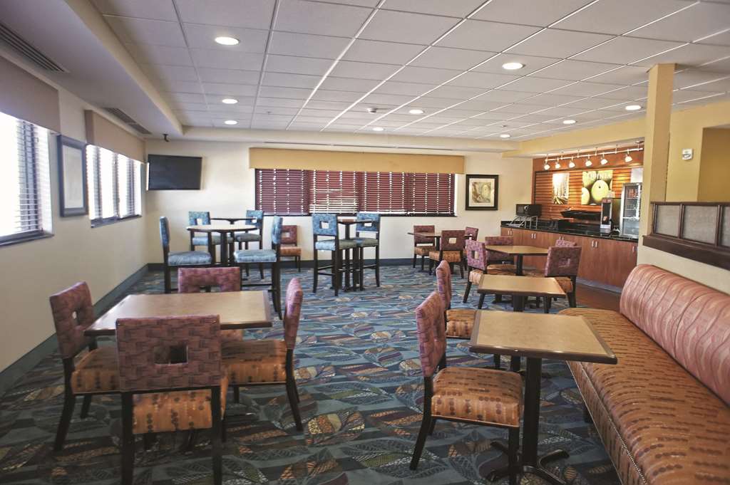 La Quinta Inn & Suites by Wyndham Edmond - photo 36