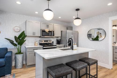 Walk to Restaurants from Condo by Hospitals 3 miles to Downtown — 4-Star Luxury Hotel in Nashville, United States