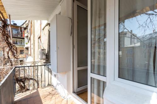 Cozy and Stylish Apt Next to Stamba and Rooms