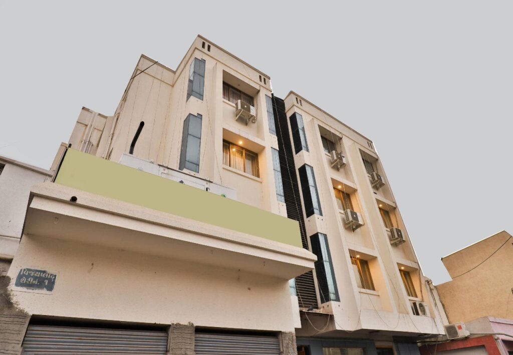 Oyo 23540 Hotel Suryakant — Rajkot