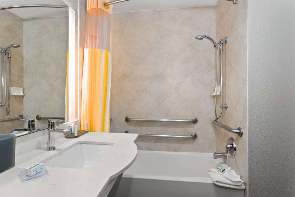 La Quinta Inn & Suites by Wyndham Ft. Pierce - photo 3