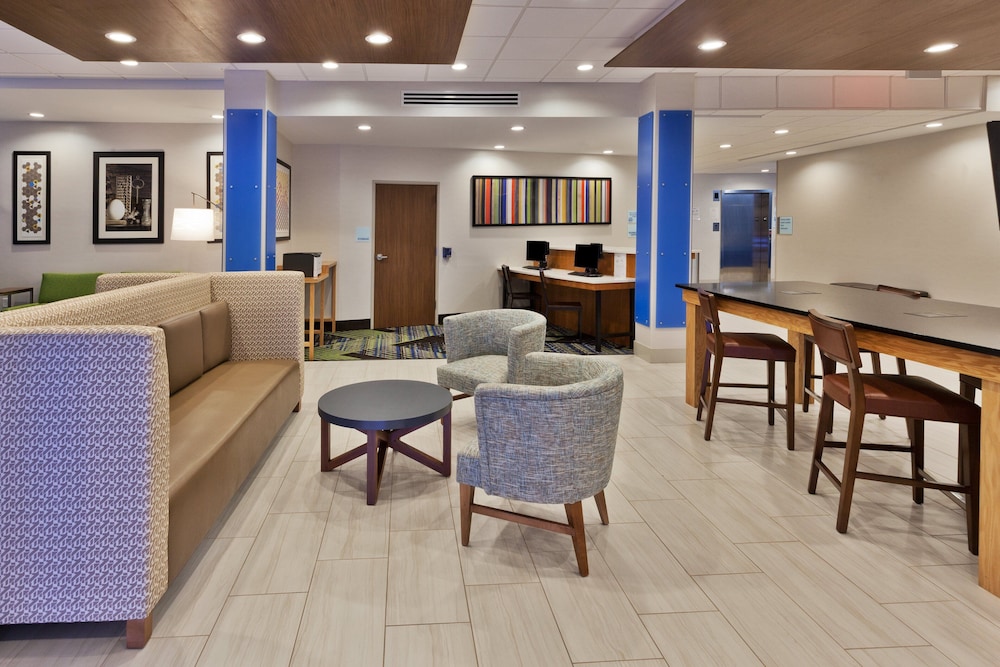 Holiday Inn Express & Suites Fayetteville by IHG - photo 42