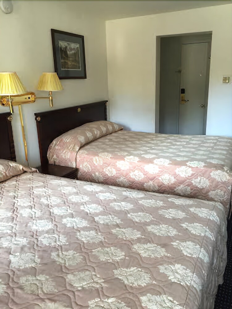 Econo Lodge - photo 9