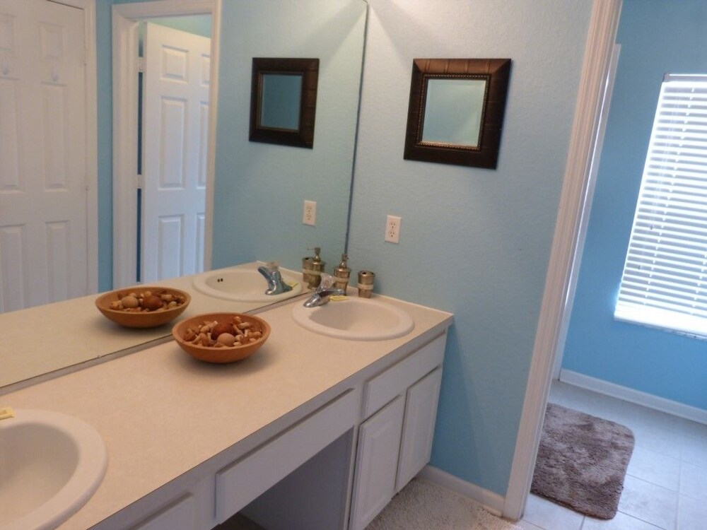 Stunning 6 Bedroom 4 Bath Pool Home in the Windsor Hills Resort - photo 27