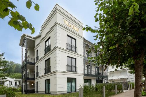 Villa Chloe Binz Appartements exklusiv in Top Lage mit Strandkorb am Strand — 5-Star Luxury Hotel in Ostseebad Binz, Germany