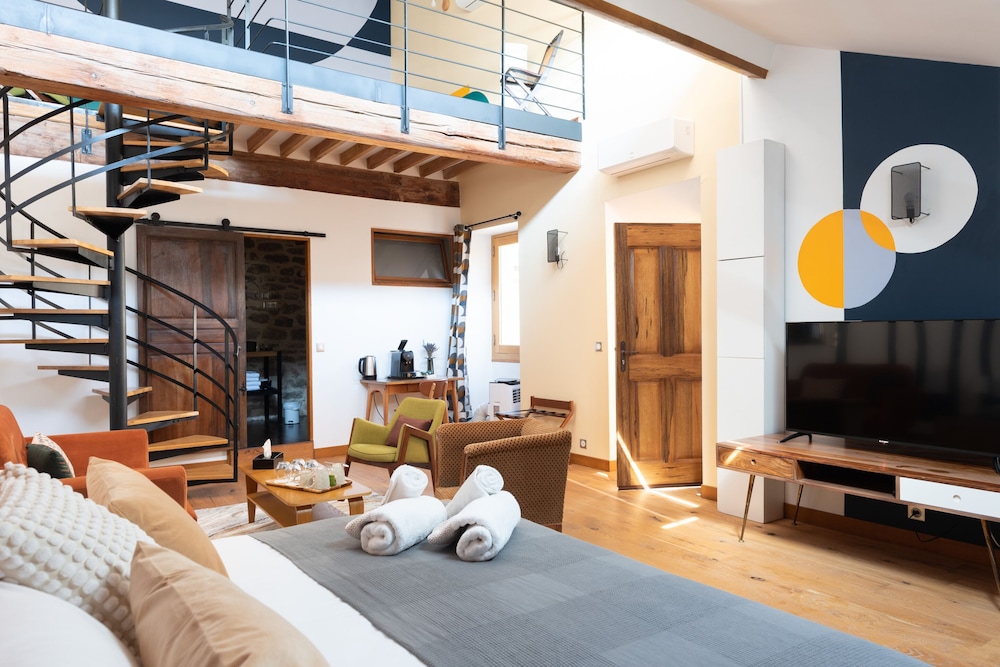 La Maison des Seigneurs — 4-Star Luxury Hotel in Cucuron, France