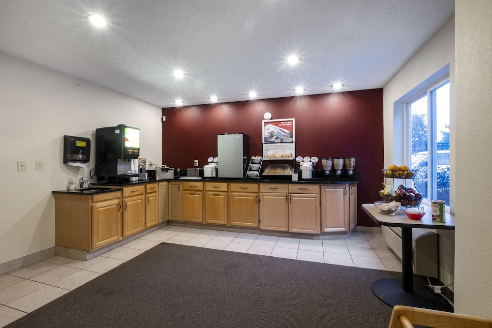 Red Roof Inn Clifton Park - photo 3