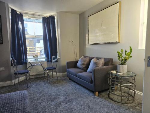 StayZen Apartments Free Parking & Private Garden Ground Floor Central Woking Business & Leisure — 4-Star Luxury Hotel in Woking, United Kingdom