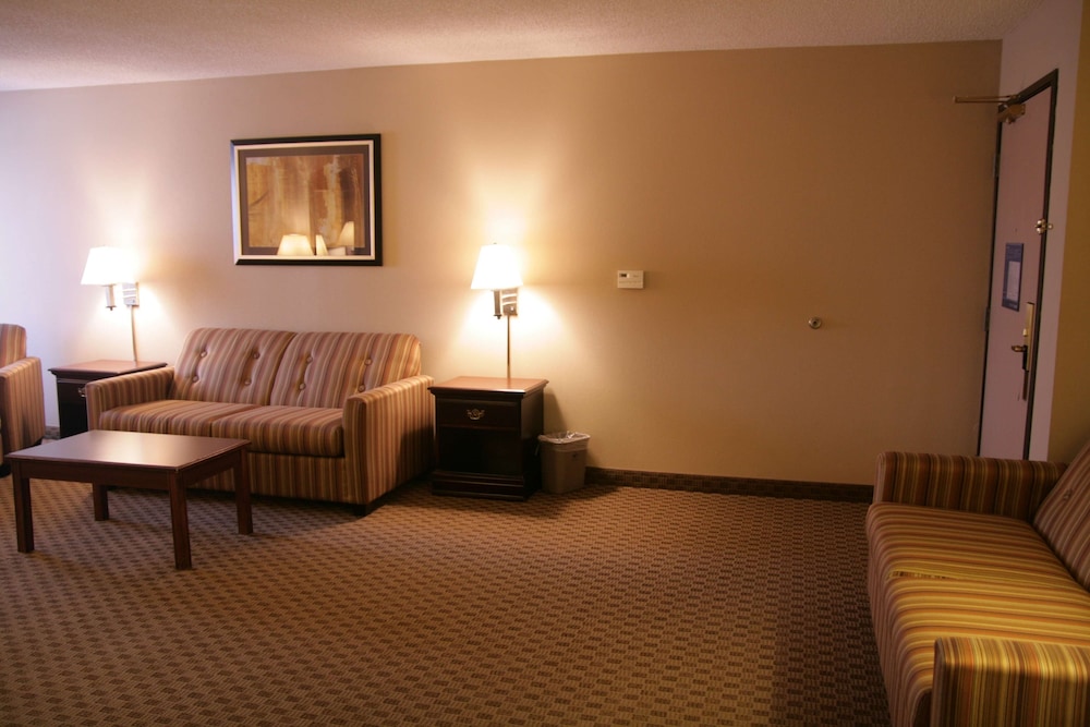 Hampton Inn Olathe - photo 17
