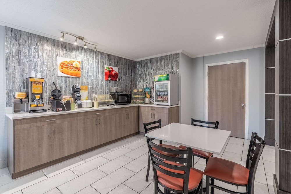 Quality Inn Cleveland North - photo 40