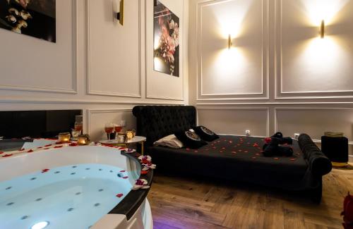 Vistula Boulevards Jacuzzi Apartment — 4-Star Luxury Hotel in Krakow, Poland