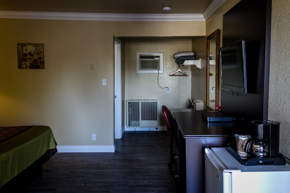 Charm Motel & Suites - photo 19