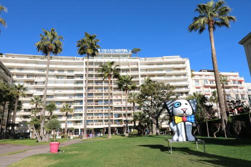 Beautiful studio at the Grand Hotel Residence with sunny balcony 138 — 4-Star Luxury Hotel in Cannes, France