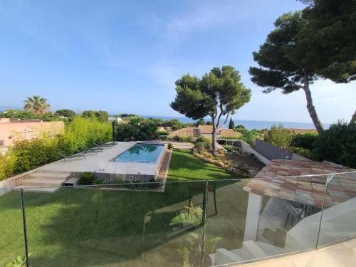 Maison d'architecte vue mer — 4-Star Luxury Hotel in Carry-Le-Rouet, France