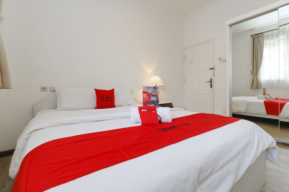 RedDoorz Plus @ Tendean - last minute hotel in Jakarta