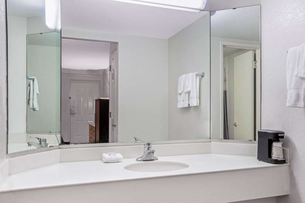 La Quinta Inn by Wyndham Fresno Yosemite - photo 41