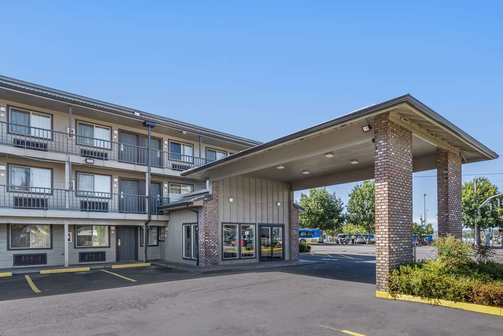 Econo Lodge Portland Airport - photo 2