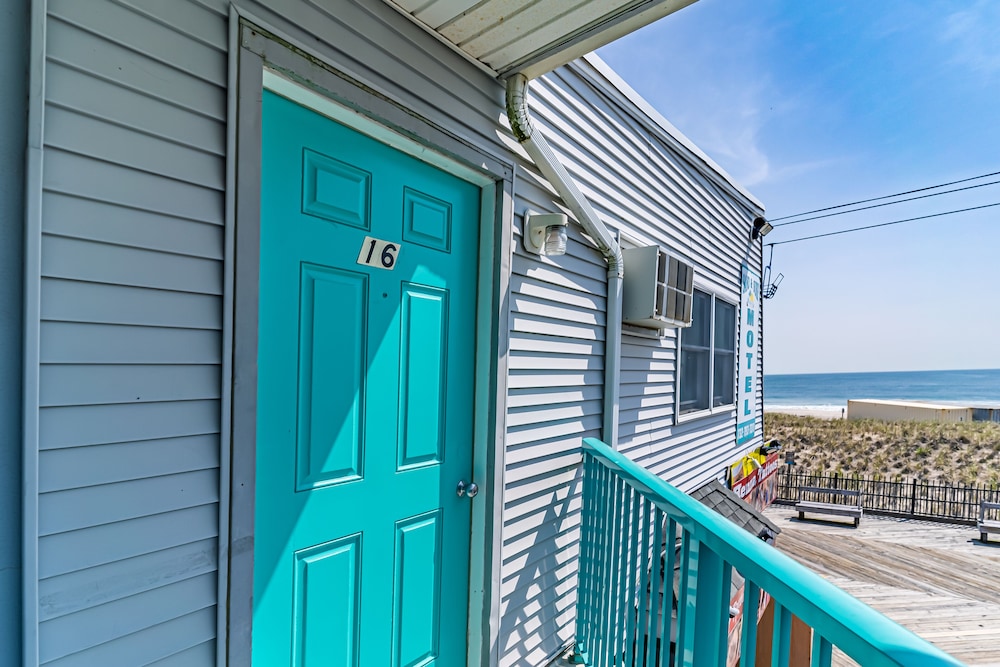 Boardwalk Sand & Surf Inn Oceanfront - photo 46