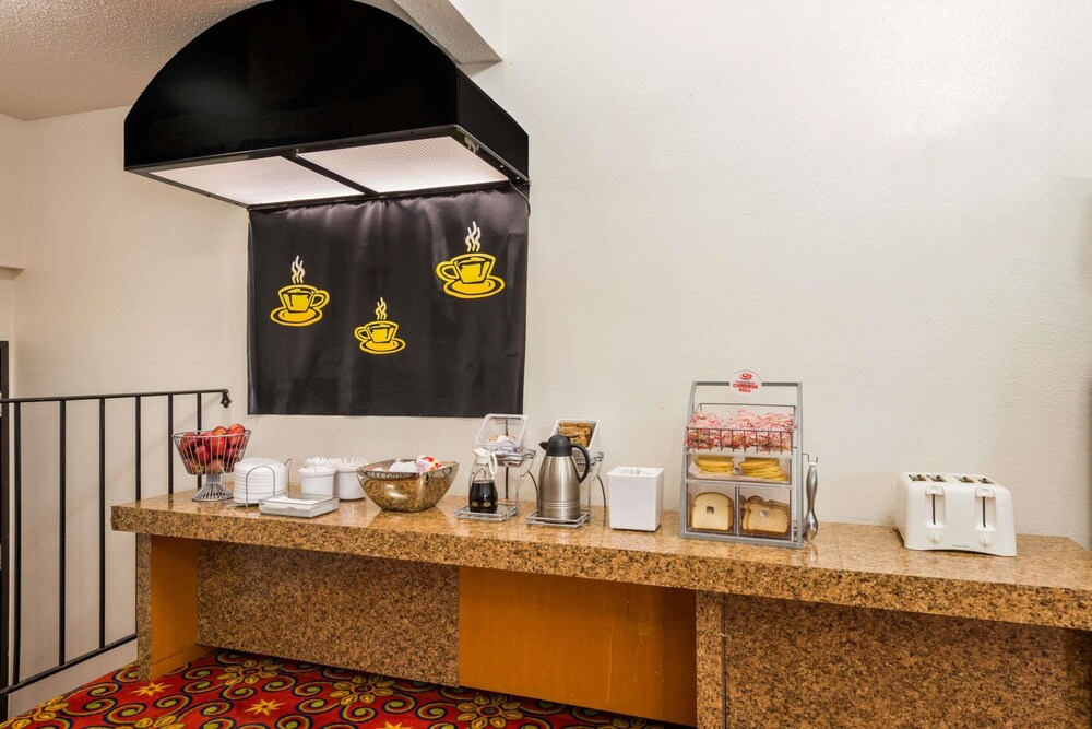 Super 8 by Wyndham Bridgeton Arpt St Louis Area - photo 15