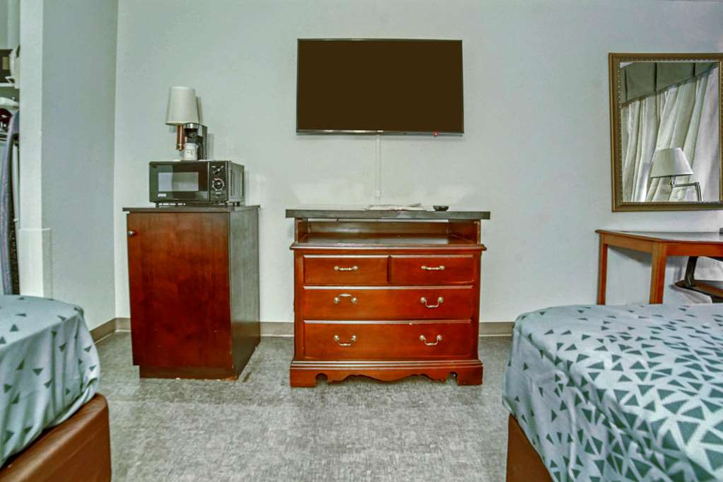 Econo Lodge Raleigh near Walnut Creek Amphitheatre - photo 44