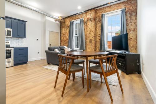 Young Suite — 4-Star Luxury Hotel in Millersburg, United States