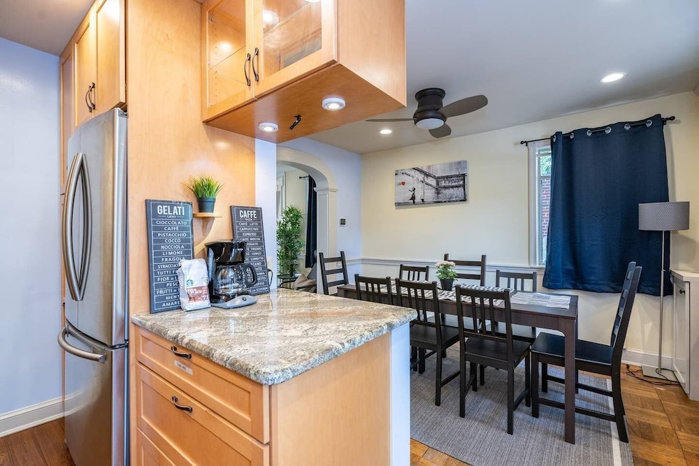 Spacious 4BR CozySuites in Old Town Alexandria - photo 10