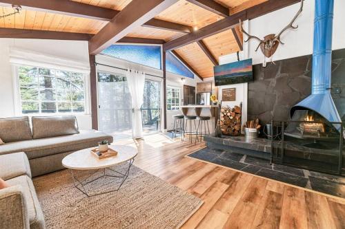 Antler Inn offers Fenced Yard Walk to Bear Mtn & Zoo Shuffleboard in Big Bear Lake, United States