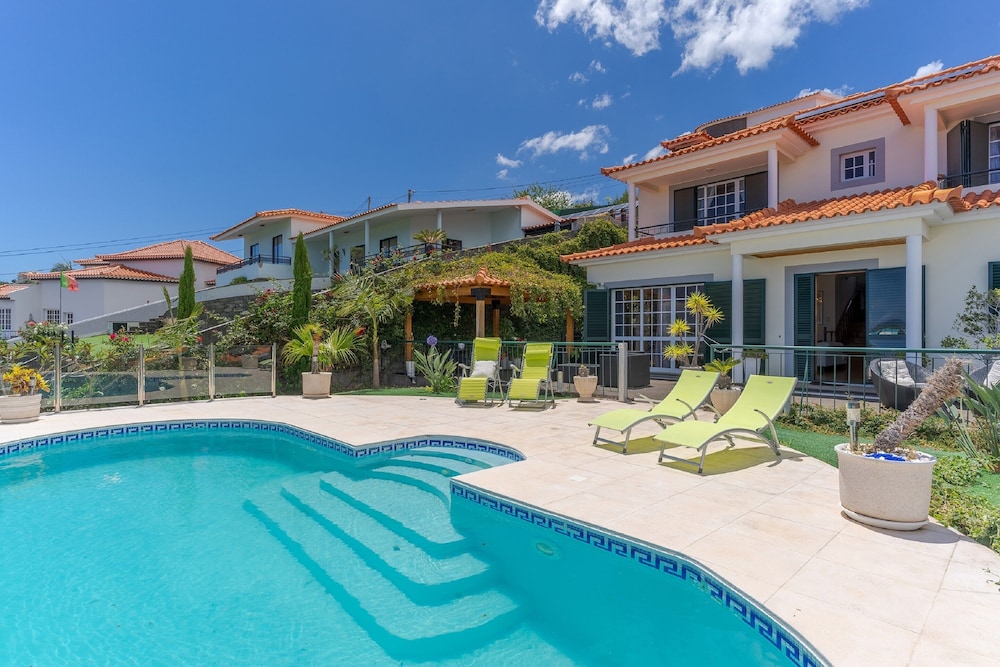 Villa Black Rock — 4-Star Luxury Hotel in Vinhais, Portugal