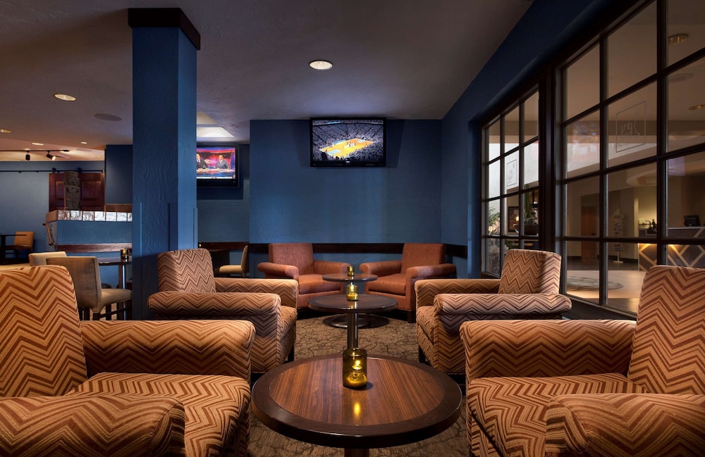 Embassy Suites by Hilton Phoenix Tempe - photo 31