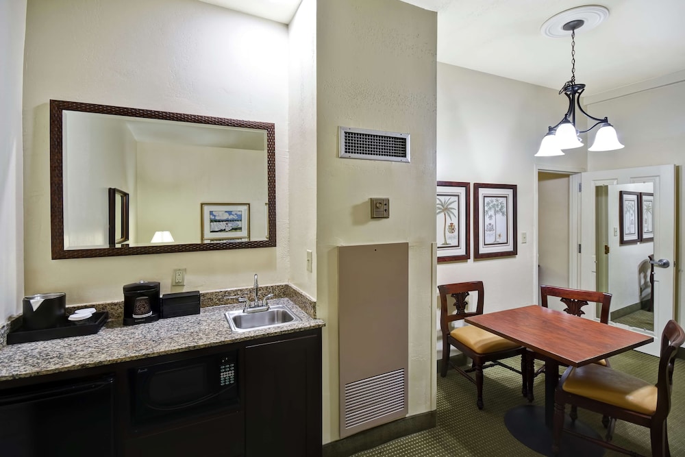 Embassy Suites by Hilton Charleston Historic District - photo 17