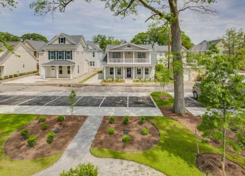 Gorgeous New Modern Farmhouse style Townhouse Just Blocks From the Vir — 4-Star Luxury Hotel in Virginia Beach, United States